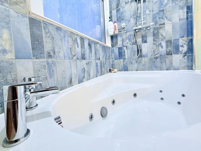 River Nature Escape w Jet Bath