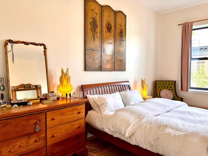 private spacious apartment with 2 bedrooms 2 bathroomss and a deck