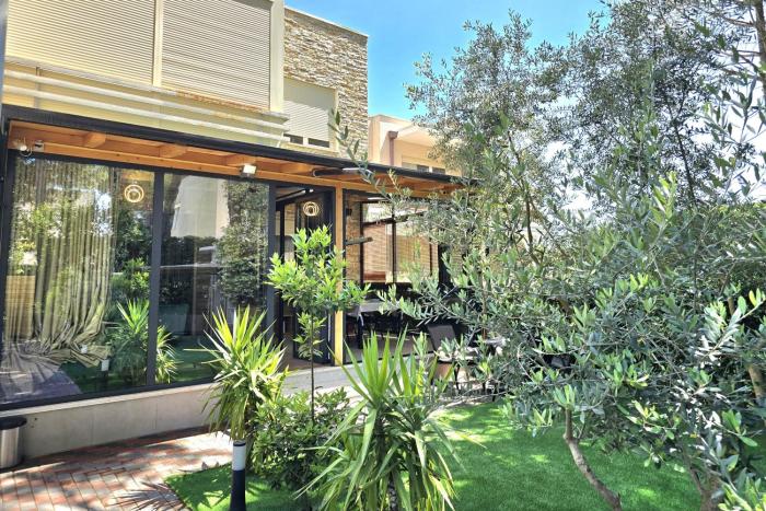 Lura 3 Floral Apartment