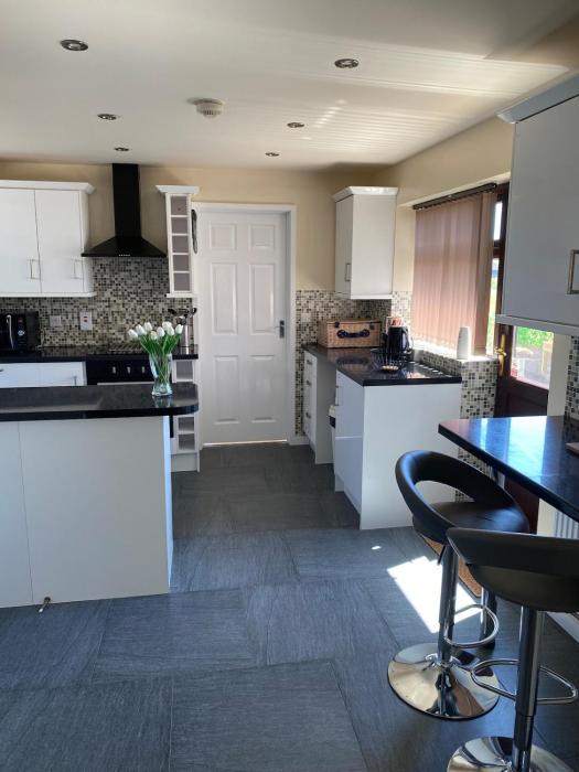 Carol,s Place Nr Bridgend, Porthcawl, Margam, Port Talbot Mins from J37 M4 sleeps 6