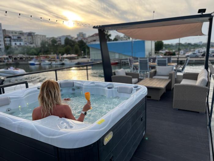 SeaEsta Floating House