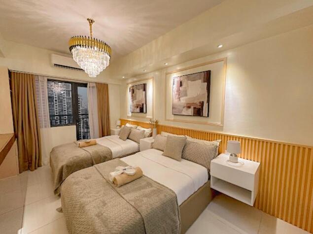 Cozy Twin Suite with Balcony in Makati Free WiFi