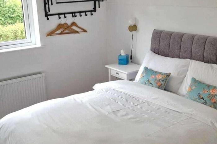 2 Bed cottage-Sleeps 4-Private Garden-Parking