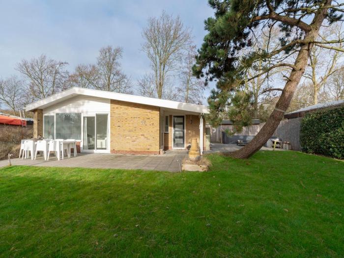 Bungalow in Sint Maartenszee near Beach