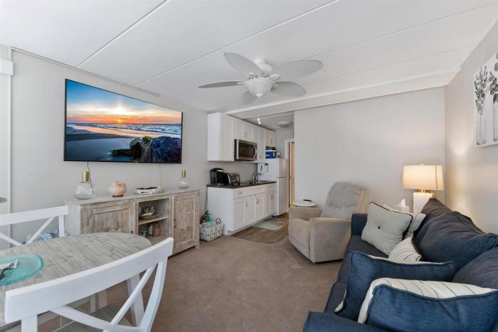 Sun, Sand &Poolside Fun! Beautiful 1BR Beach Condo