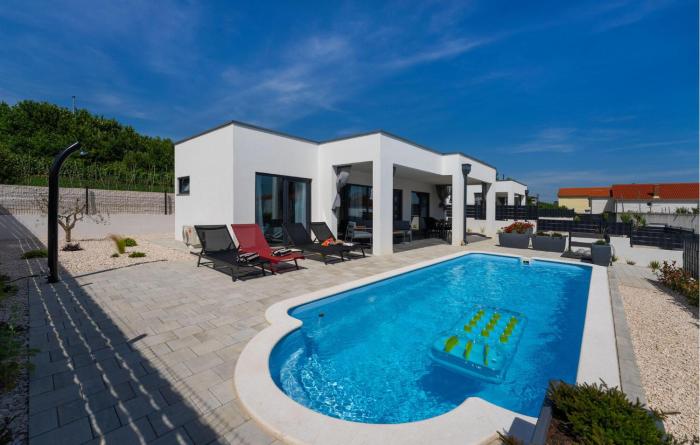 Cozy Home In Posedarje