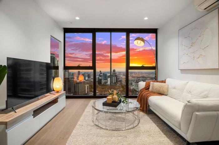 Impressive Melbourne City Skyline with Pool Gym & Sauna