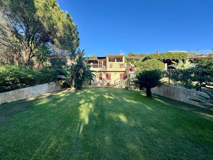 Palm house - seaside vacation home!