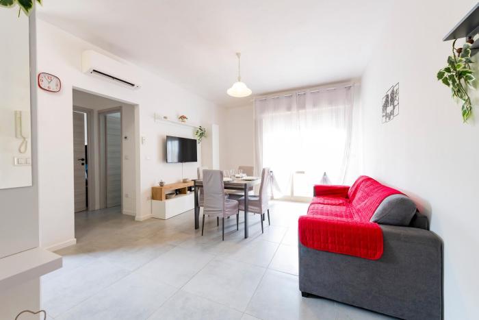 GuestHost - Lovely Flat - Steps from the Sea!