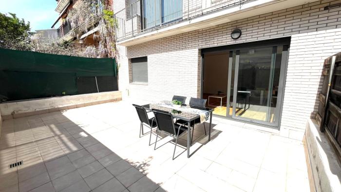 Apartamento independiente con jardín