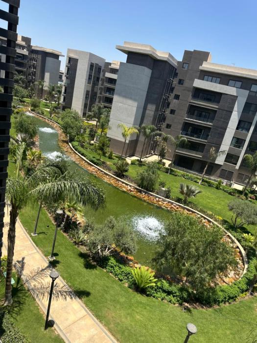 Luxurious Studio overlooking a lake in Privado Madinaty