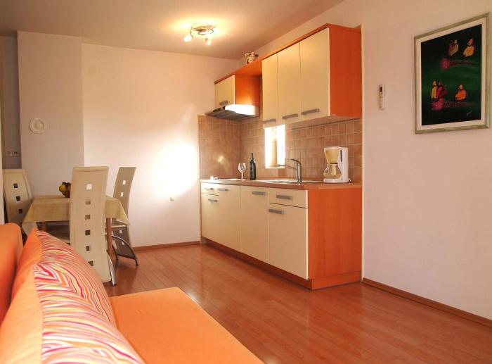 Punat, Krk island, sunny apartment!