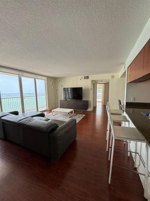 Bright 2BR Apartment in Prime Brickell Location