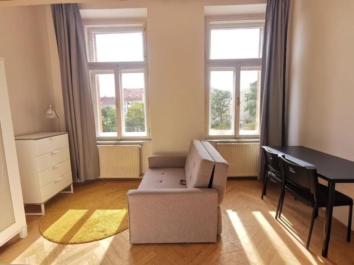 New petite studio in bohemian suburb