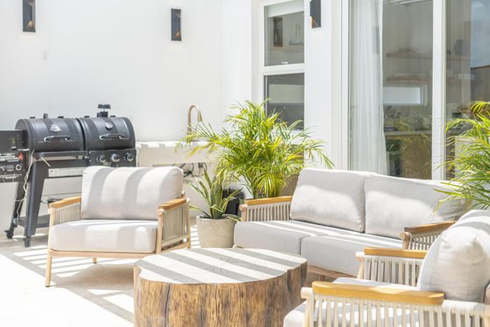 Barefoot Bungalow and Pool Club at Mahogany Bay