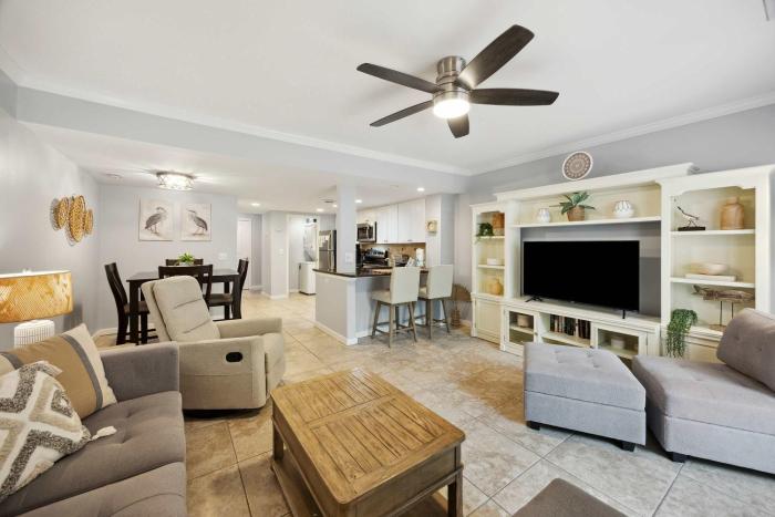 Sunny Days & Coastal Stays 2BR Villa in Coligny Beach
