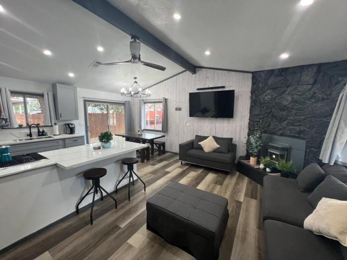 Elevated Vibes AC Hot-Tub with Ping Pong!