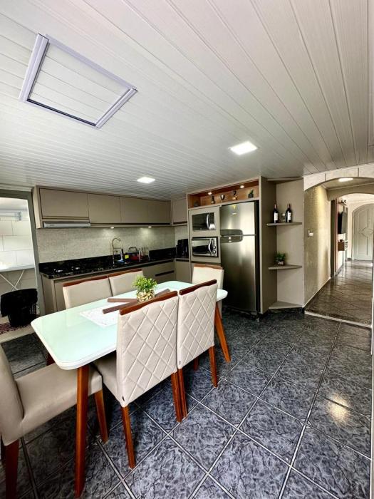 Linda e Ampla Casa Inteira Próxima ao Centro de Criciúma