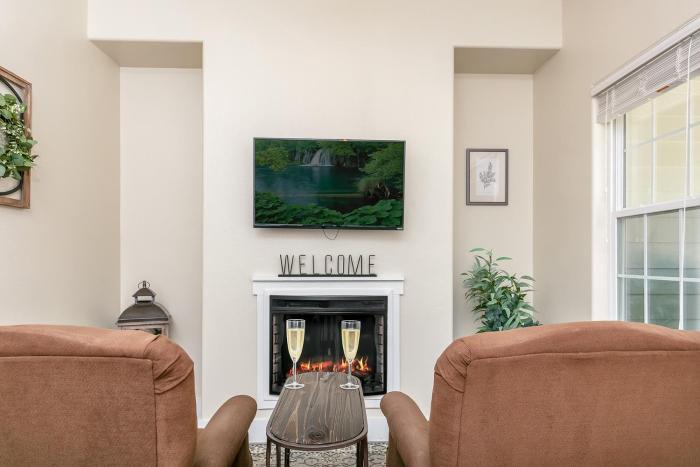 Main Street Retreat #18 - King Bed, On Main St, Shared Hot Tub & Pool