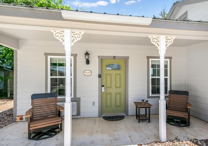 Main Street Retreat #15 - King Bed, On Main St, Shared Hot Tub & Pool