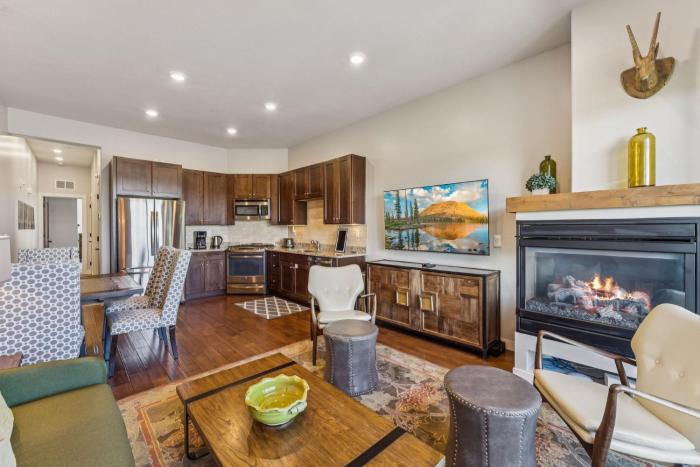 Modern Townhouse with HotTub & Garage