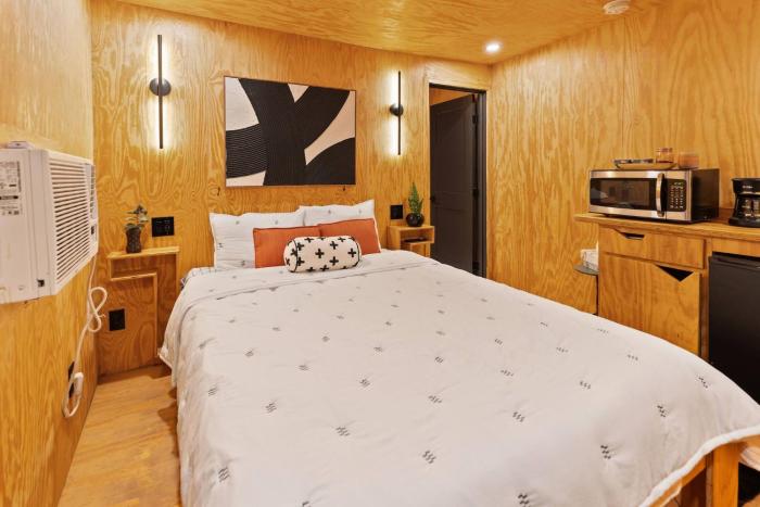 Unique*NEW*Hot Tub Studio*Mins to DT & PHX Airport