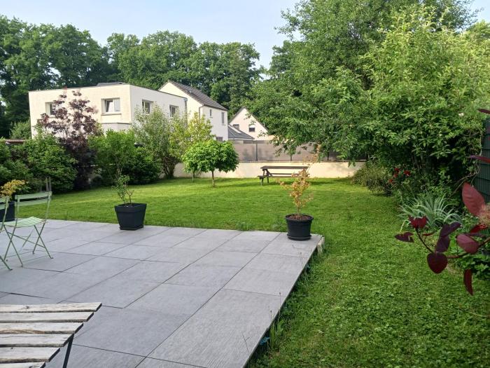 Chambre calme à la limite de Belfort, maison avec jardin proche du stade, du skatepark et de la rivière