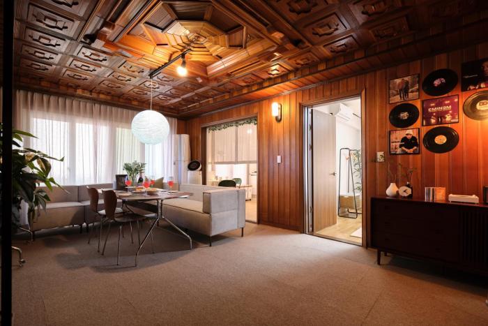 30pyeong private sensational accommodation spacious living room 2 minutes from Sinbang hwa Station kimpoairport near hong-dae