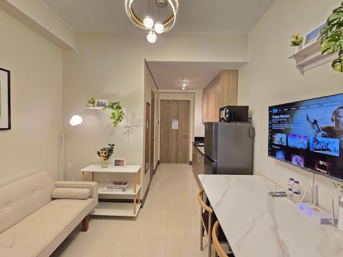 1BR Condotel with Balcony at FAME Residences #FM54-1