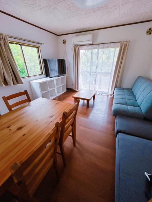 10-minute drive from Kumamoto Station, parking for 6 cars, large house that can accommodate up to 15 people