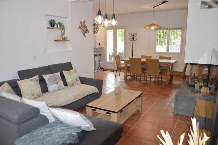 Villa wifi 8 à 10 personnes BBQ piscine situation centrale à Cuges les pins Sainte Baume 2km OK Corral 20km Marseille centre 20km Var