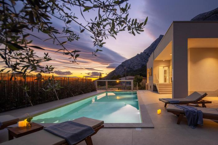 Summer House Lea - Villa with heated pool and sea view