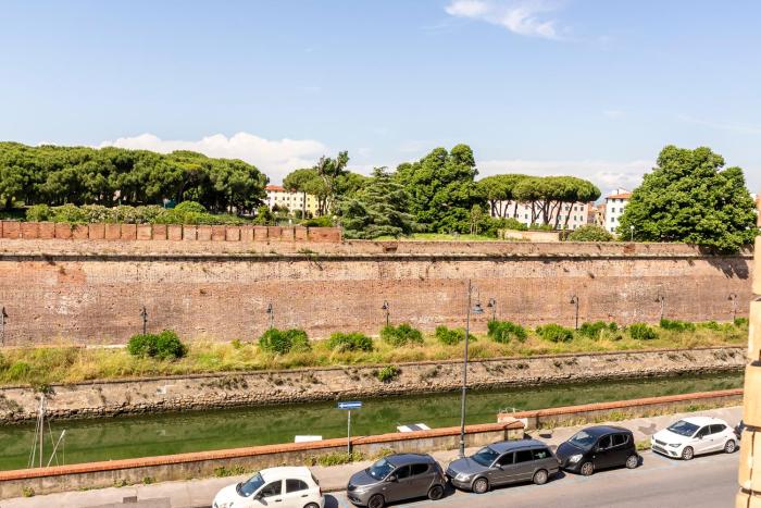 GuestHost - Spacious Apt with Canal&Fortress view