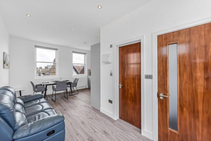 Bright and Airy 2BR Flat in London
