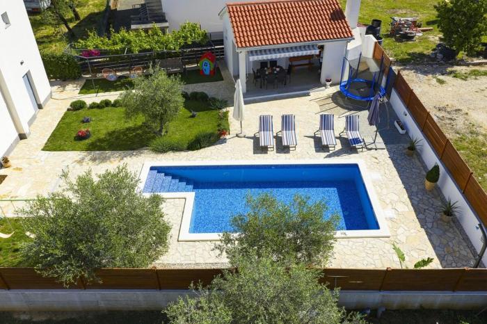 Flat with private pool rastane