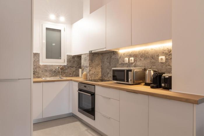 Fresh 2 bdrm Apt in Koukaki