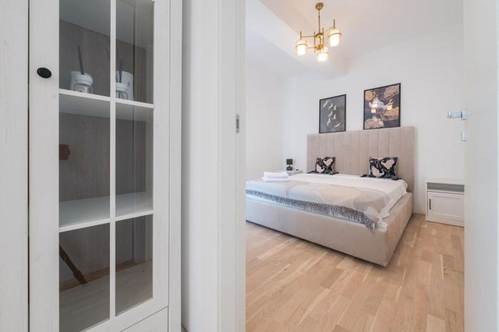 Eric - Spacious Apt with Balcony