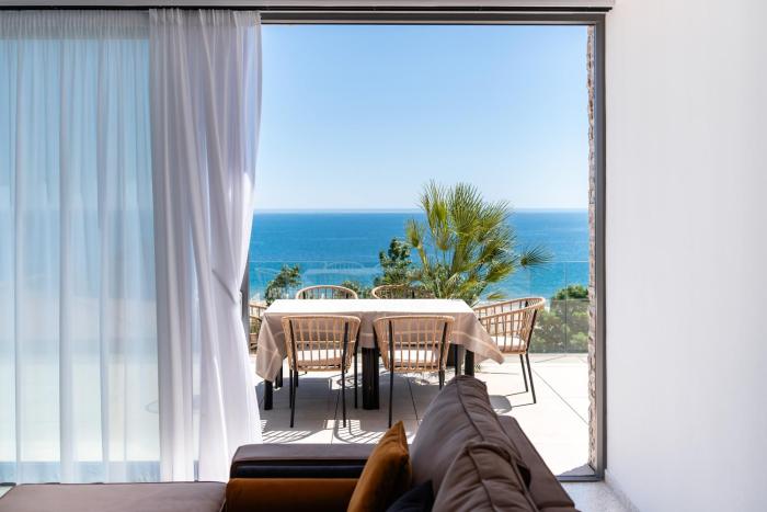 Penthouse Deosebit Frontal la Mare, pe Faleza din Eforie Nord - Situat la etajul 4 în locația Amaris Aparthotel