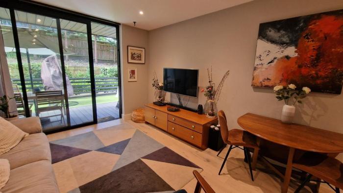 2BD South Croydon Haven: Garden Serenity