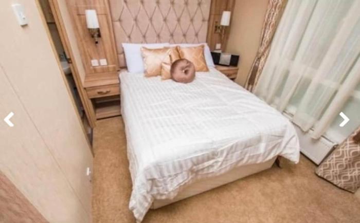 6 Berth 3 Bedroom Large Lodge, Decking, Private Parking, 2 Bathrooms inc Bath