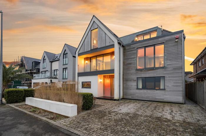 Whitstable Stunning Modern House with Indoor Pool, Games Room, Cinema Room & Spectacular Seaviews 8