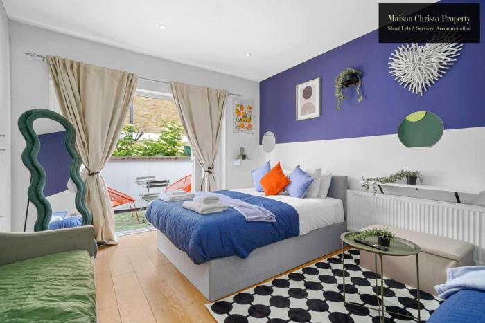 Chic Studio with Private Terrace in East London, Sleeps 6, Servcied Apartment By Maison Christo Property Short Lets & Serviced Accomdation