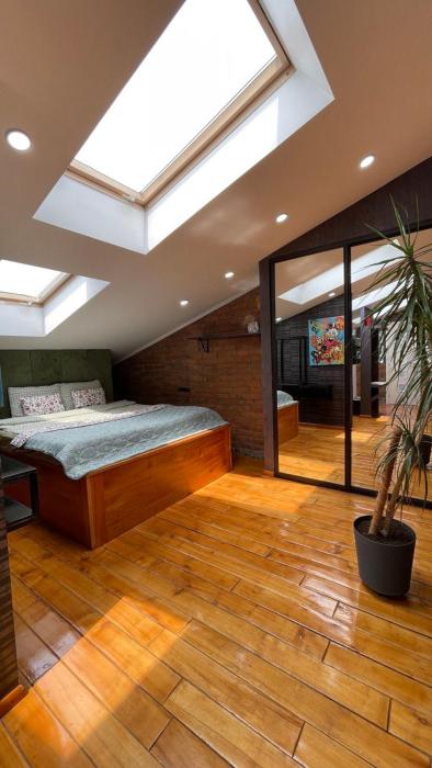 Сучасна світла квартира-студія з кондиціонером