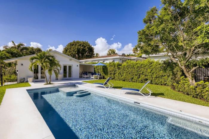 Little Havana - Unwind in a Tropical Garden Retreat with Private Pool
