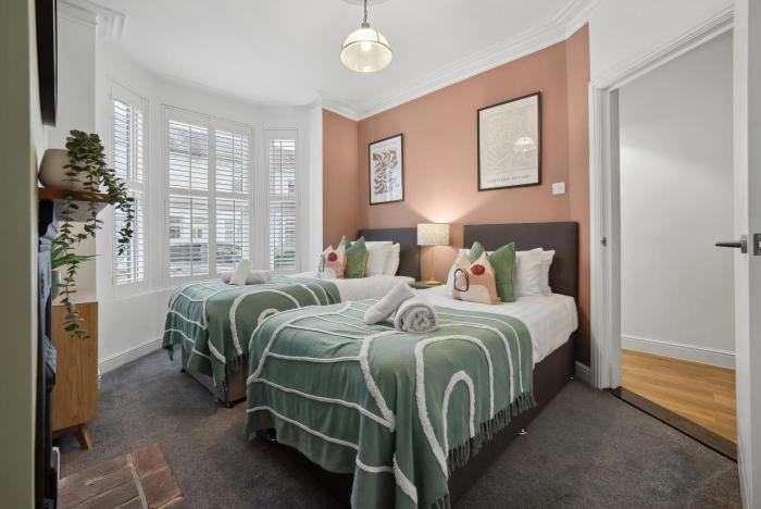 4 Bed Stunning Chic Open Plan Southsea Townhouse, Free On-Street Parking, with XBox and BBQ, Perfect for Groups! - by Blue Puffin Stays