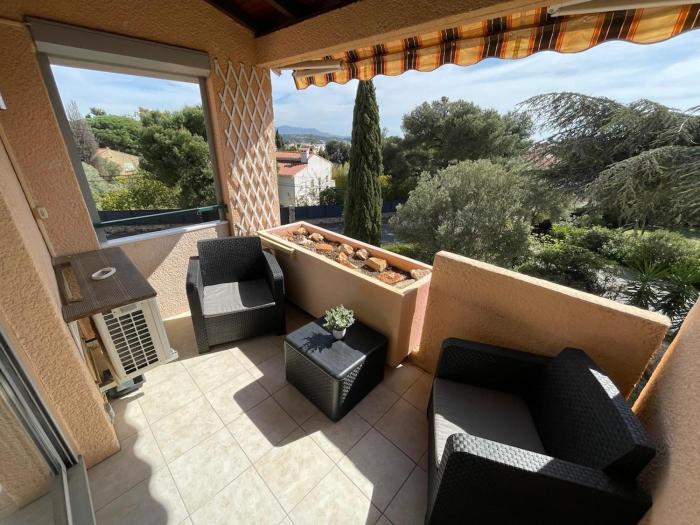Joli T2 climatisé avec terrasse et piscine, Wifi