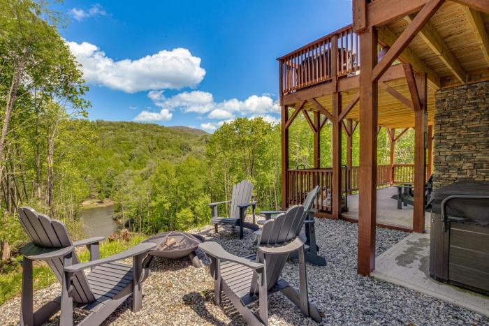 Lakefront Cabin in Elk Park with Hot Tub and Mtn Views