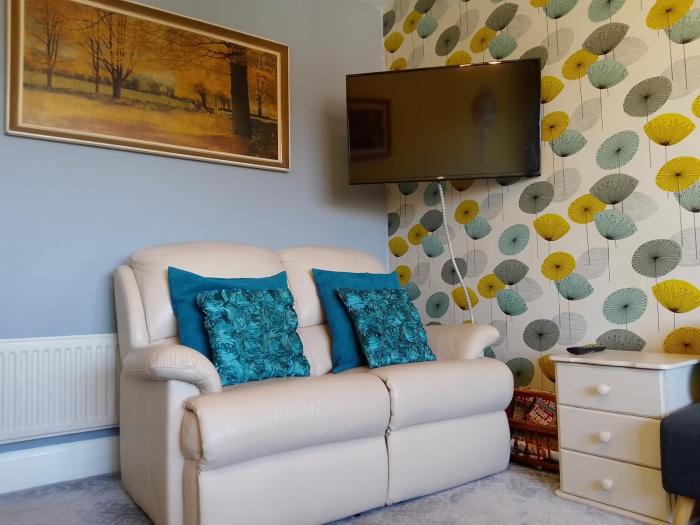 4 Cromwell Terrace - 2 bed top floor apartment with views across town to the sea