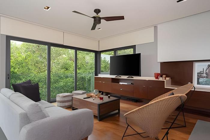 Escondida enclavada en la jungla cerca de la playa.