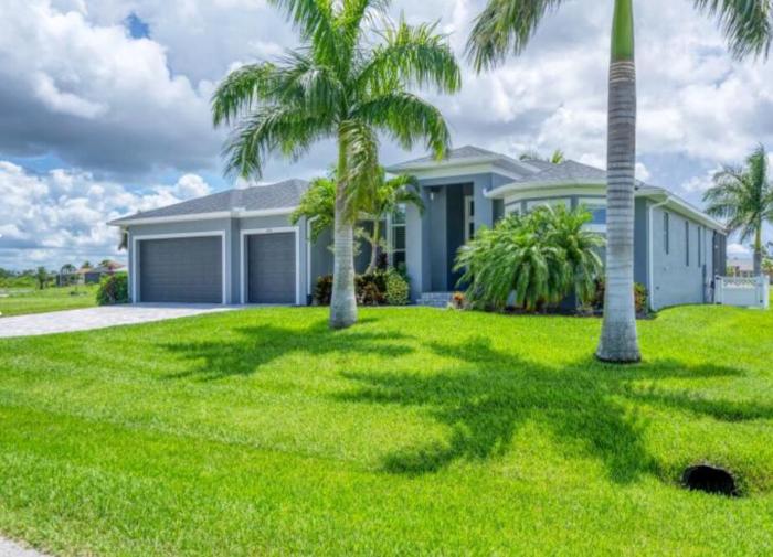 The Pelican house with heated pool spa 4BR 2 bath